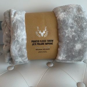 Linen Chest - Snowflake Throw NWT